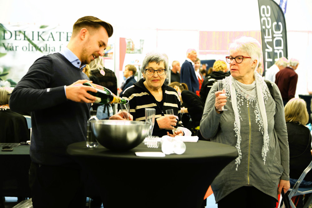 En person häller upp bubbel