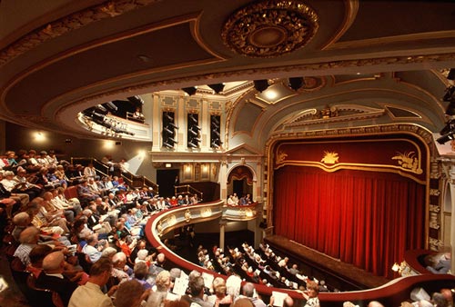 En teater med röda sammetsdetaljer