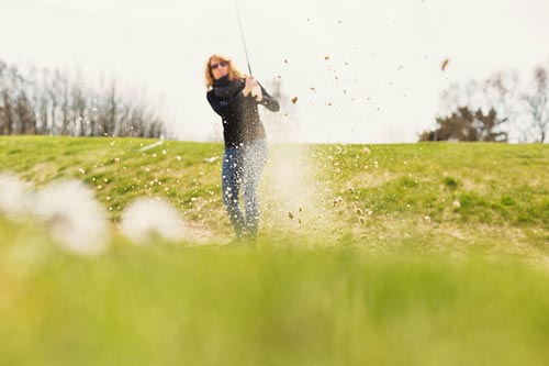 En person som spelar golf