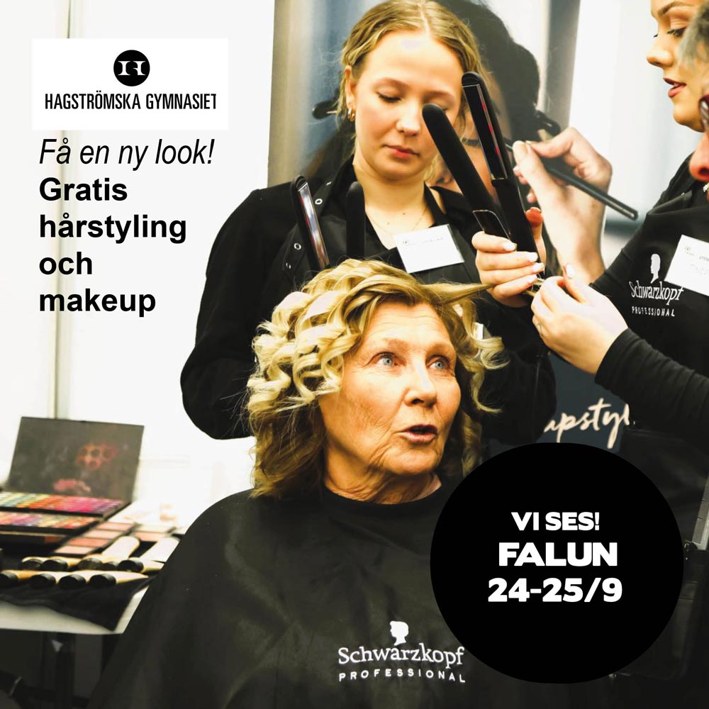 Hårstylister fixar en kvinnas hår