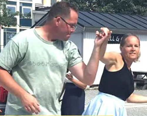 Två personer som dansar bugg