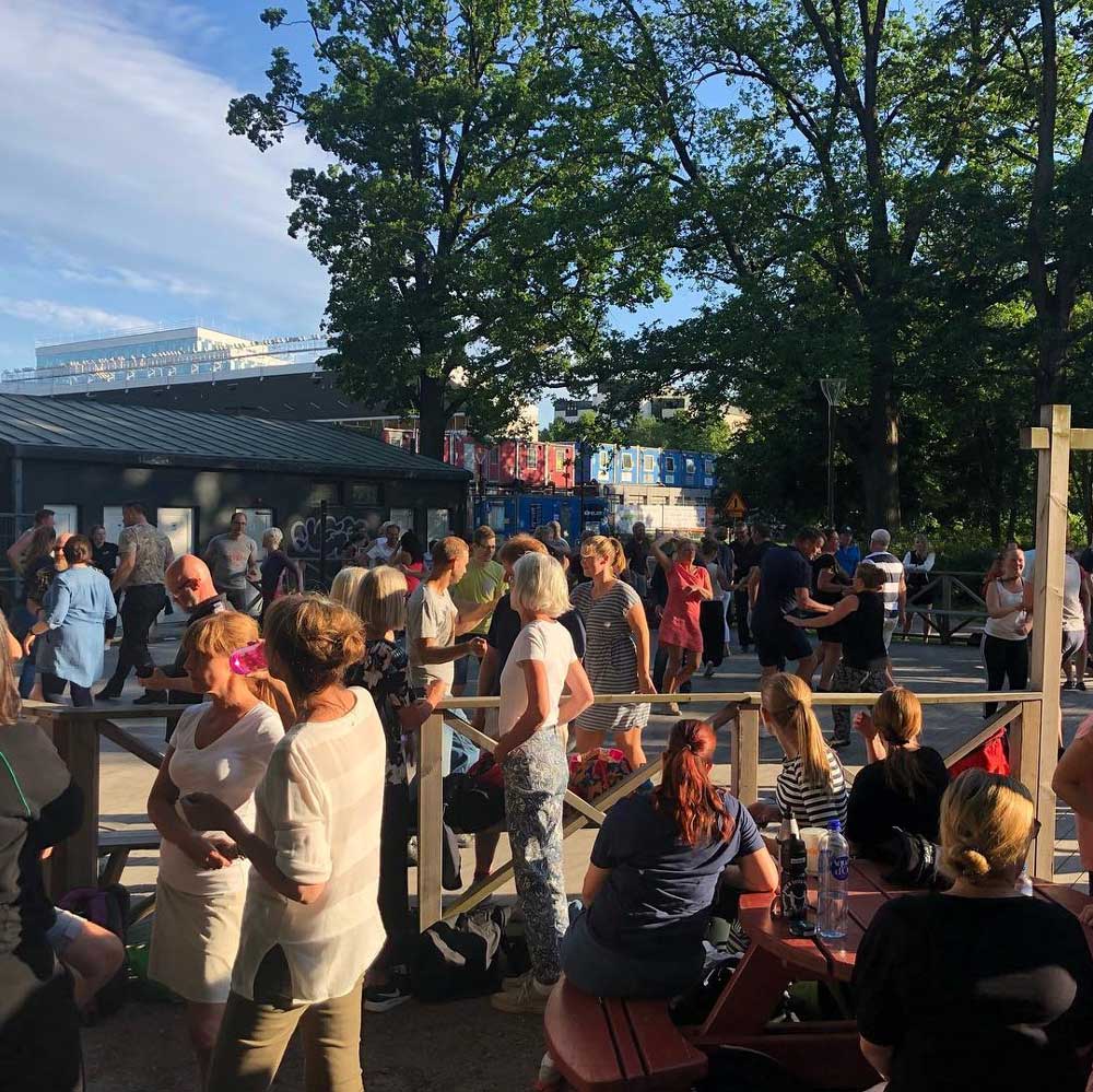 En dansbana i stadsparken