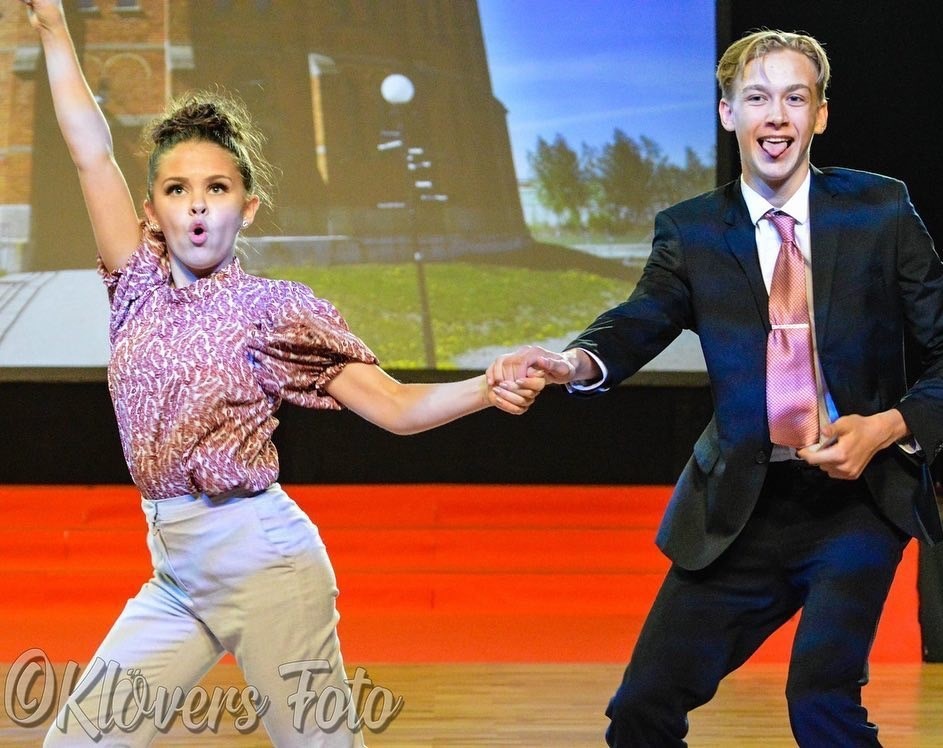 Två personer dansar