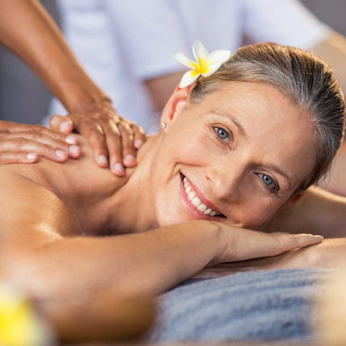Kvinna som får massage